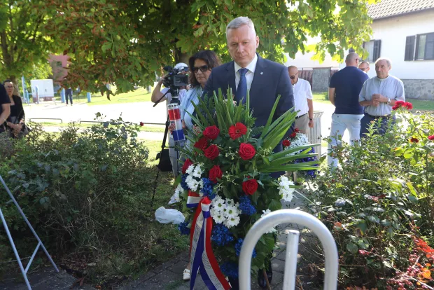 Osijek, 28. 08. 2025, GČ Brijest, Tihomir Florijančić, položio vijenac i zapalio svjećču kod spomen obilježja Hrvatskih Dragovoljaca a kasnije i kod spomen obilježja "Posljednji kadar" - Žarko Kajić.snimio GOJKO MITIĆ