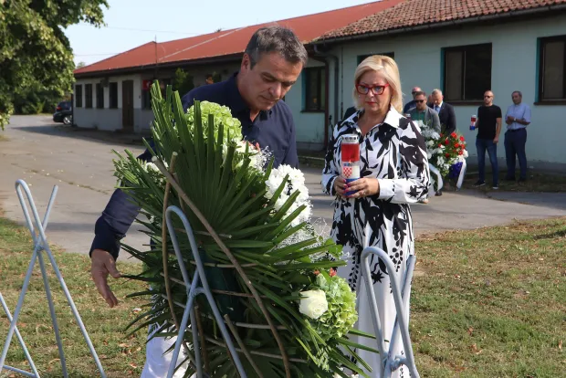 Osijek, 28. 08. 2025, GČ Brijest, Tihomir Florijančić, položio vijenac i zapalio svjećču kod spomen obilježja Hrvatskih Dragovoljaca a kasnije i kod spomen obilježja "Posljednji kadar" - Žarko Kajić.snimio GOJKO MITIĆ