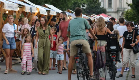 Osijek 26. 07. 2025, II. osječka ljetna noć. &Scaron;etali&scaron;te, ponuda obrtnika, druženje, VGP, Polaz Vanje Radau&scaron;a, Klapa Zrninski i Vesela grupa, Trga slobode filmska večer za najmlađe i Trg Ante Starčevića, koncert Moj galebe, Dino Petrić i Jure Brkljača.snimio GOJKO MIITĆ