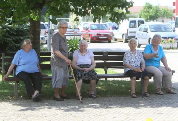 12.06.2014., Koprivnica - Umirovljenici iz Doma za starije i nemocne osobe Koprivnica uz druzenje uzivaju u lijepom vremenu.Photo: Marijan Susenj/PIXSELL------četiri stupca novosti