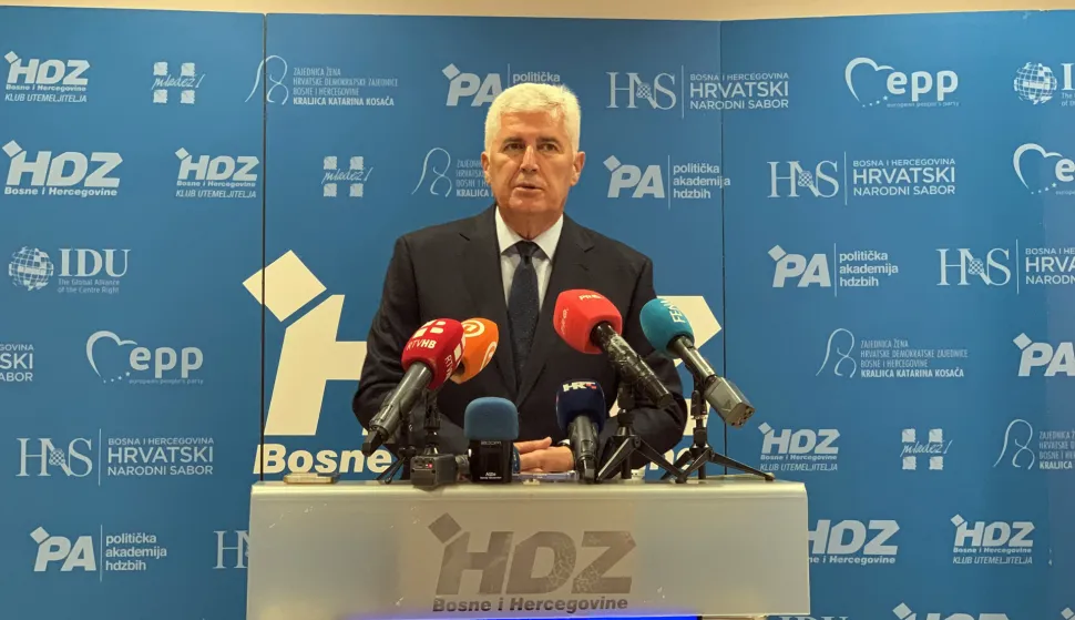 Mostar, 21.07.2025. - Predsjednik HDZ-a Bosne i Hercegovine Dragan Čović zauzeo se za što skorije zatvaranje Ureda visokog međunarodnog predstavnika u zemlji, smatra da bi to natjeralo domaće političare da donose teške odluke, uključujući izmjene Izbornog zakona, na čemu Hrvati već dugo inzistiraju. Na fotografiji Dragan Čović. foto HINA/ Zoran KREŠIĆ/ tm