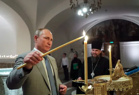 epa06928366 Russia's President Vladimir Putin lights a candle as he visits St. Vladimir Cathedral at the Tauric Chersonesus Museum Reserve in Sevastopol, Crimea, late 04 August 2018 (issued 05 August 2018). EPA/MIKHAEL KLIMENTYEV/SPUTNIK/KREMLIN POOL/POOL MANDATORY CREDIT