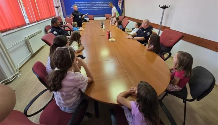 VINKOVCIU Policijskoj upravi vukovarsko-srijemskoj u Vinkovcima održao se drugi edukativni susret policijskih službenika i djece polaznika edukativnog ljetnog kampa škole "Malac Genijalac Vinkovci",kolovoz 2025.