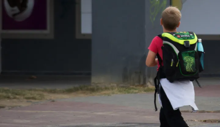 OSIJEK- 28.09.2020., pješaci, skolarci, prelazak preko zebre, djeca s torbama na leđima, nesigurnost u prometu, ilustracija, pješački prelaz.Foto: Andrea Ilakovac