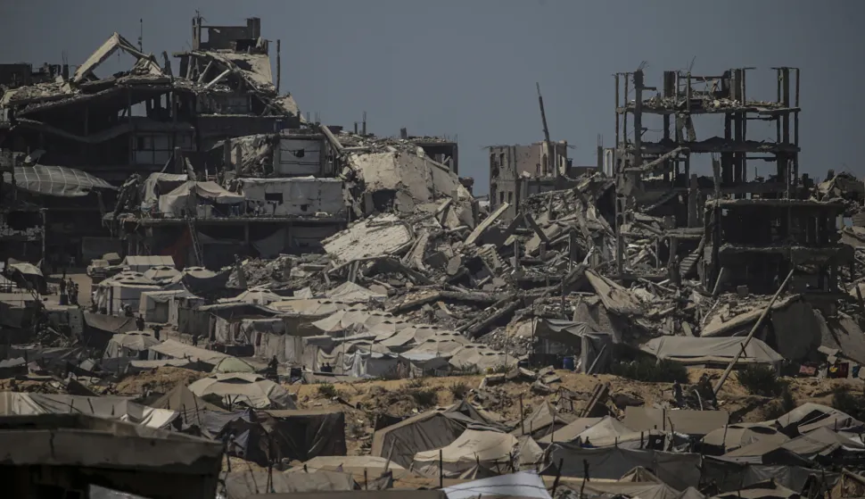 epa12289958 Tents of internally displaced Palestinians, who fled from the east of Gaza City and northern Gaza, near the rubble of destroyed buildings in the west of the northern Gaza Strip, 08 August 2025. EPA/MOHAMMED SABER