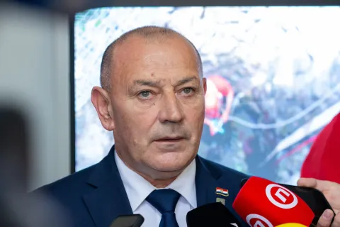 Sinj, 30.08.2025. - Svečani program obilježavanja Dana sjećanja na nestale osobe u Domovinskom ratu i Međunarodnog dana nestalih osoba održan je u Alkarskim dvorima. Na fotografiji ministar branitelja Tomo Medved.foto HINA/ Miroslav Lelas/ lm