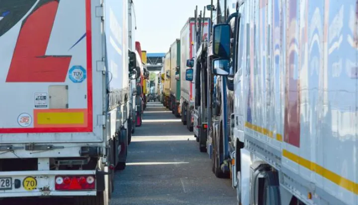 ?23.09.2015., Bajakovo - Kamionske guzve na granicnom prijelazu Bajakovo iz sata u sat sve su vece. Dio prometa preusmjerava se kod Zupanje prema Brckom (BiH). Vozaci su nervozni, a neki cekaju vec danima. Vozaci tvrde da se u pojedinim kamionima roba pocela kvariti. Photo: Ivica Galovic/PIXSELL------kolor 2x nvoosti