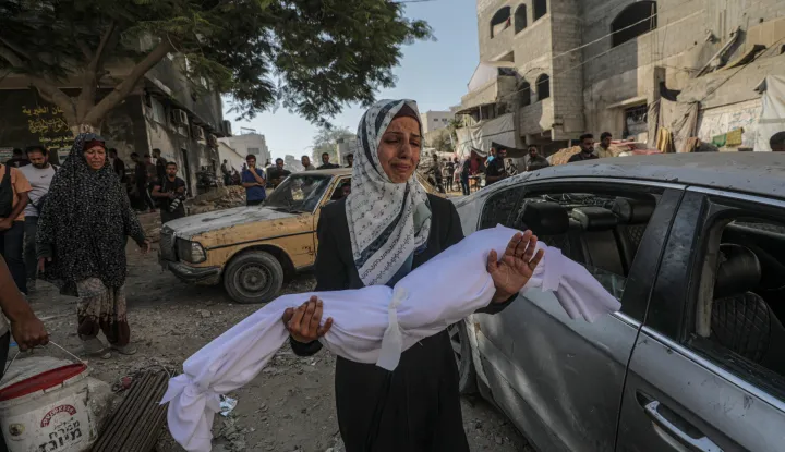 epaselect epa12333102 A Palestinian mother carries the body of her child at Al Shifa hospital in Gaza City, Gaza Strip, 29 August 2025. According to the Palestinian Ministry of Health in Gaza, more than 64 Palestinians were killed in Israeli strikes across Gaza on 28 August. EPA/MOHAMMED SABER