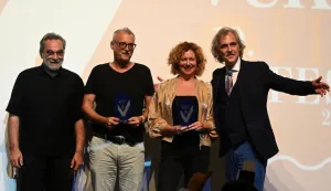 Vukovar, 30.08.2025. - Sve?ano zatvoren 19. Vukovar film festival u Hrvatskom domu Vukovar. Uz projekciju filmova dodjeljene nagrade Zlatni ?lep za ovogodi?nje festivalske laureate. Na fotografiji Filip ?ovagovi?, Arsen Oremovi?, Nina Violi? i Matej Me?trovi?. foto HINA/ Gordan Pani?/ gp