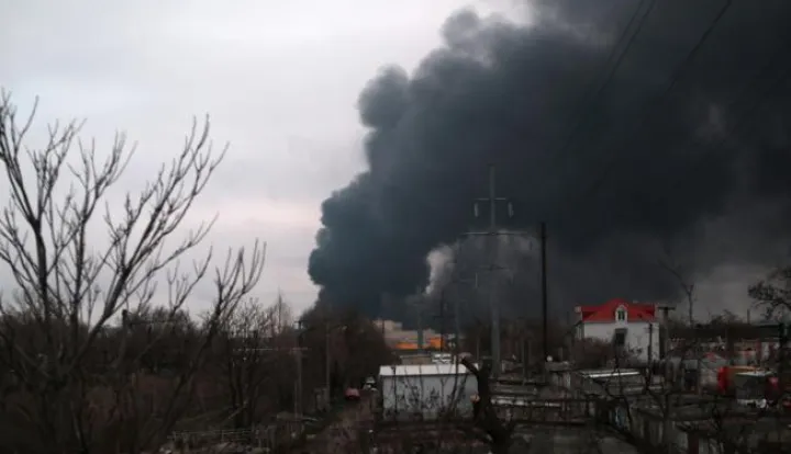 epa09867532 Smoke billows after a Russian strike in the early morning hit an oil refinery near the city of Odesa, Ukraine, 03 April 2022. EPA/GEORGE VITSARAS