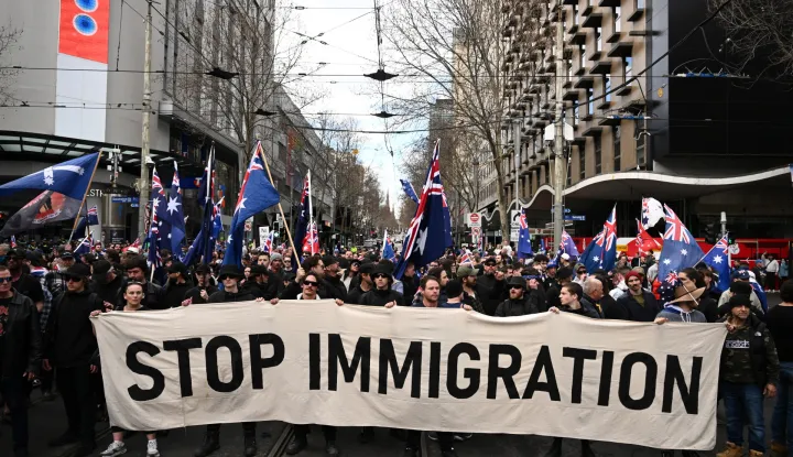 epa12339086 Protestors march down Bourke Street during the March for Australia anti-immigration rally in Melbourne, Australia, 31 August 2025. EPA/JOEL CARRETT AUSTRALIA AND NEW ZEALAND OUT