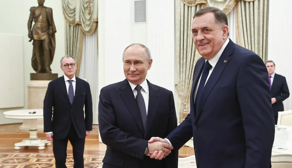 epa12003579 Russian President Vladimir Putin (C) shakes hands with Bosnian Serb leader Milorad Dodik (R) upon their meeting at the Kremlin in Moscow, Russia, 01 April 2025. Dodik arrived in the Russian capital despite an international arrest warrant issued against him. EPA/MIKHAIL TERESHCHENKO/SPUTNIK/KREMLIN POOL MANDATORY CREDIT