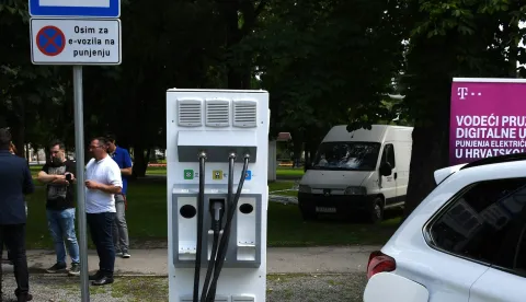 26.06.2020., Bjelovar - U sredistu grada postavljena je i otvorena prva e- punionica za elektricne automobile. Fond za zastitu okolisa i energetsku ucinkovitost odobrio je sufinanciranje gradnje punionice vozila na elektricnu energiju u iznosu do 86.000 kn, a citav projekt vrijedan je 248.077,06 kn. Grad Bjelvoar je kupio i prvo sluzbeno elektricno vozilo, a koje je na novoj punionici prvi napunio gradonacelnik Dario Hrebak. Photo:Damir Spehar/PIXSELL