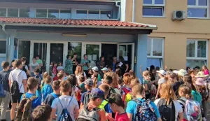 BEZBRIŽNO U NOVU ŠKOLSKU GODINUOpćina Bilje sufinancira nabavku školskih potrepštinaOpćina Bilje  sufinancirat će nabavku školskih potrepština učenika osnovnih škola za 2022./2023. školsku godinu. Hoćemo, kaže načelnik Željko Cickaj, rasteretiti roditelje dijela troškova opremanja njihovih školaraca, a to je dio naše socijalne politike i mjera koje provodimo pomažući mladima tijekom cijelog razdoblja školovanja, od osnovne škole do fakulteta. Ovo uključuje udžbenike za izborne predmete, radne bilježnice, zbirke zadataka, kutije za tehnički pribor, likovne mape, atlase i ostali školski pribor. Sufinancirani dio iznosi do 300 kuna po učeniku, a odobrava se u iznosu predočenog računa. Slijedom ove odluke, Cickaj poziva mještane općine Bilje koji imaju osnonoškolce u obitelji da u svrhu odobravanja pomoći podnesu zahtjev koji se mogu dostaviti osobno, poštom ili na e-mail adresu: korina.slavicek@bilje.hr. Za subvenciju je potrebno zahtjevu pridodati preslik osobne iskaznice roditelja, original računa o kupovini školskih potrepština, naziv i broj računa banke podnositelja zahtjeva na koji će biti isplaćena sredstva novčane pomoći sa naznačenim brojem IBANPravo na sufinanciranje moći će se ostvariti do kraja  2022.godine.