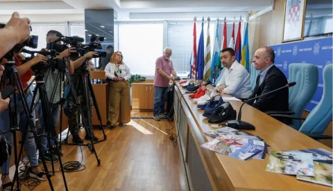 Josip Paloš, pročelnik UO za obrazovanje, sport i braniteljeMarijan Pavliček, gradonačelnik VukovaraPresica o početku školske godine