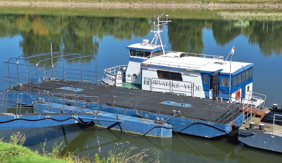 Odvezani brodovi sa pontona