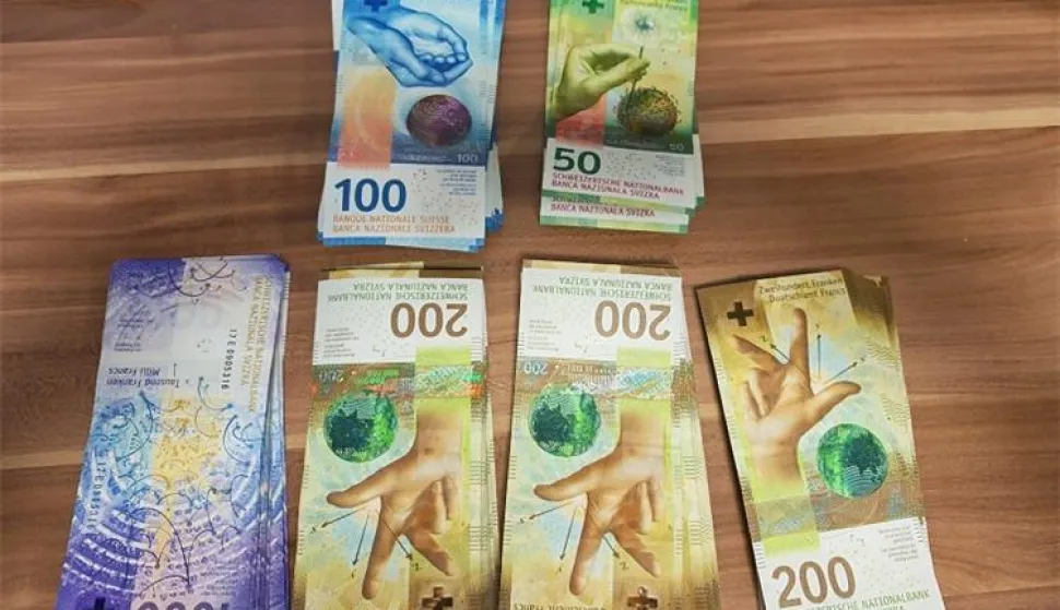 Carinicima u Slavoniji žena nije prijavila veliku količinu švicarskih franaka, švicarski franci, ilustracija, carina