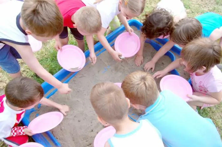 Osijek 30.05.2008Dječji vrtić Jaglenac, igre roditelja i djeceSnimio:Dino Tijardović------3 color slbar