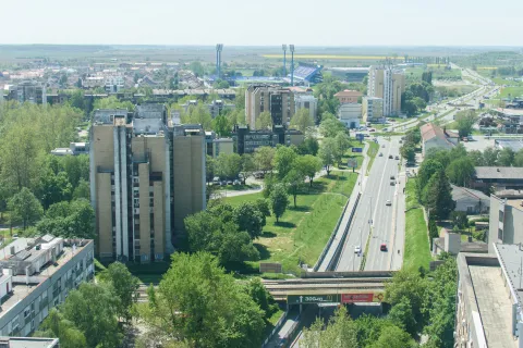 OSIJEK- 04.05.2021., Eurodom, panoramski pogled na grad, Osijek iz zraka, pogled sa 12.kata, grad, krovovi, zgrade, katedrala, most, ulice.Foto: Andrea Ilakovac