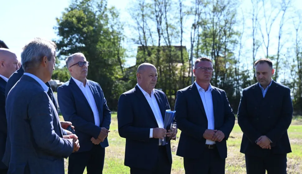 Slavonski Brod, 1.9.2025. - Ministar hrvatskih branitelja Tomo Medved u ponedjeljak je u mjestu Bukovlje kod Slavonskog Broda obišao lokaciju gdje će se graditi braniteljski centar, te istaknuo veliki doprinos i žrtvu branitelja i stanovnika slavonsko-brodskog područja u Domovinskom ratu. foto HINA/ Irena VUKAS ÇUFARAL/ ml