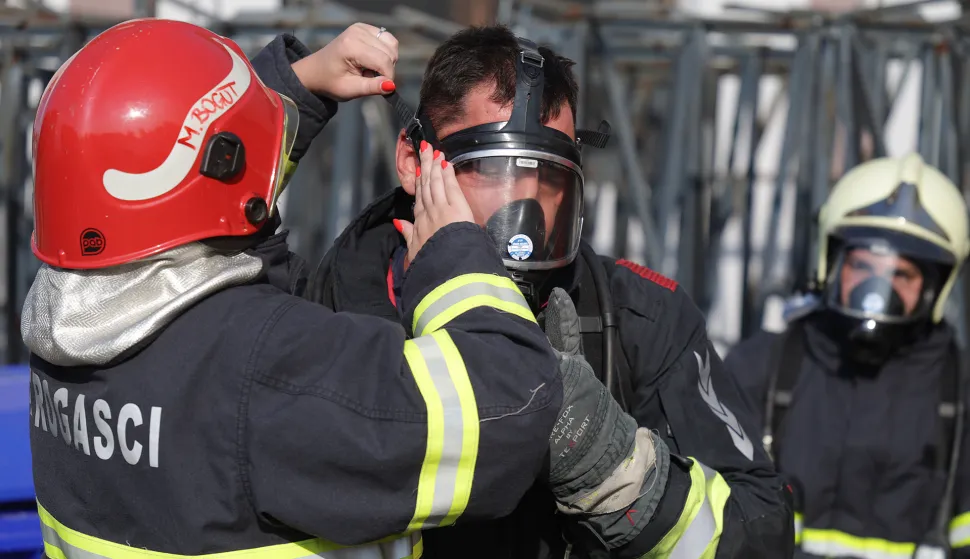 Osijek, 07. 08. 2025., Ulica sv. Leopolda Mandića, Arriva, požar, vatrogasci SNIMIO BRUNO JOBST