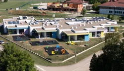 VNKOVCIVinkovci su dobili novi dječji vrtić, Mali princ, prvi izgrađen nakon 40 godina. Jedan je od najmodernijih u zemlji, a primit će 176 mališana u 10 odgojno-obrazovnih skupina. Projekt, sufinanciran iz fondova EU-a, stajao je milijun 815 tisuća eura.1. 9. 2025.