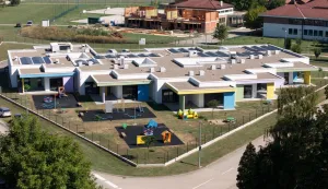 VNKOVCIVinkovci su dobili novi dječji vrtić, Mali princ, prvi izgrađen nakon 40 godina. Jedan je od najmodernijih u zemlji, a primit će 176 mališana u 10 odgojno-obrazovnih skupina. Projekt, sufinanciran iz fondova EU-a, stajao je milijun 815 tisuća eura.1. 9. 2025.