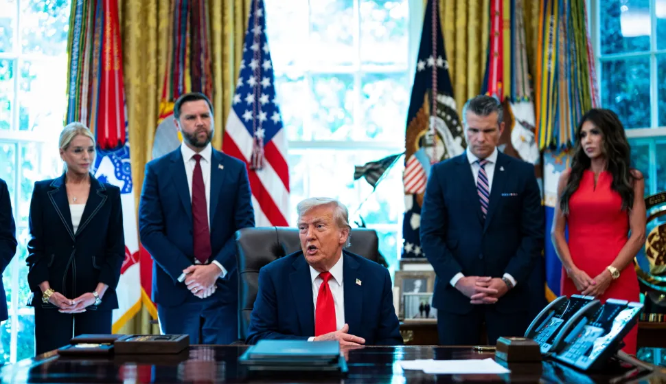 epa12322583 (L-R) Pam Bondi, US attorney general, US Vice President JD Vance, US President Donald Trump, Pete Hegseth, US secretary of defense, and Kristi Noem, secretary of the US Department of Homeland Security (DHS), during an executive order signing in the Oval Office of the White House in Washington, DC, USA, 25 August 2025. Trump is signing two executive orders Monday aiming to end cashless bail in Washington and nationwide, marking the latest move in the administration's agenda to crack down on crime. EPA/Al Drago/POOL