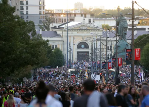 epa12344304 Protesters march during a remembrance rally for the victims of the Novi Sad train accident in Belgrade, Serbia, 01 September 2025. The march, organized by high school and university students, commemorates ten months since the railway station canopy collapsed on 01 December 2024, killing 16 people. EPA/ANDREJ CUKIC