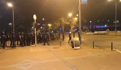 Novi Sad, 16.8.2025.- Policija je u subotu nave?er potisnula prosvjednike u Novom Sadu koji su u Bulevaru Mihajla Pupina ga?ali kamenjem i topovskim udarima prostorije Pokreta socijalista i Srpske radikalne stranke. foto HINA/ TANJUG/ Sa?ka Drobnjak/ ua