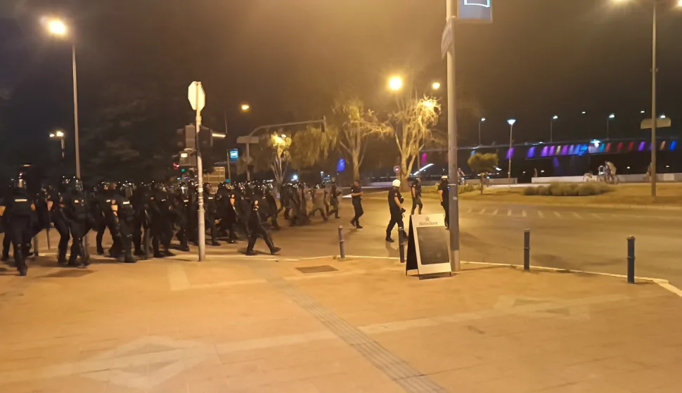 Novi Sad, 16.8.2025.- Policija je u subotu nave?er potisnula prosvjednike u Novom Sadu koji su u Bulevaru Mihajla Pupina ga?ali kamenjem i topovskim udarima prostorije Pokreta socijalista i Srpske radikalne stranke. foto HINA/ TANJUG/ Sa?ka Drobnjak/ ua
