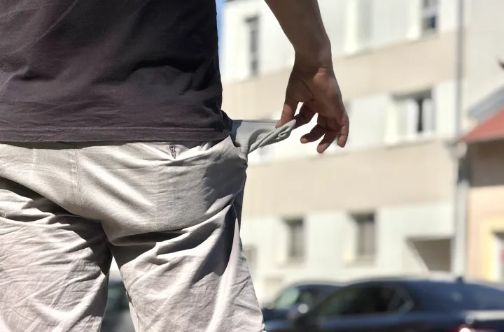 Osijek, 02. 09. 2025., kredit; nema novaca; prazni džep; prazni đepovi; stambeni kredit; potrošački kredit; ilustracijeSNIMIO BRUNO JOBST