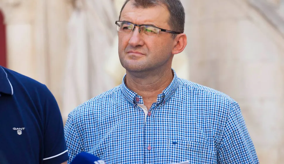 ibenik, 03.08.2018 - Proglaenje isključivog gospodarskog pojasa za sve građane Republike Hrvatske znači povećanje kvaliteta ivota i to je prvorazredno političko pitanje, ali i pitanje suvereniteta, gospodarstva i ekologije, istaknuto je danas na Mostovoj konferenciji za novinare ispred ibenske Gradske vijećnice gdje je u petak na dnevnom redu upanijske skuptine bila rasprava o Deklaraciji o proglaenju isključivog gospodarskog pojasa to je inicirao Most. Na slici Ivica Ledenko.foto HINA/ ibenik IN/ ds