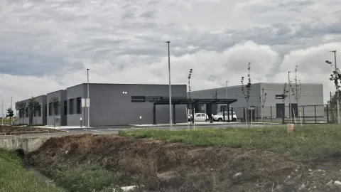 ĐAKOVONakon što je desetljećima poslovao u jednokatnici u Ulici Ante Starčevića, u centru Đakova, HEP se seli na samu gradsku periferiju, na lokaciju u blizini tzv. Dragotinskog puta, u Ulicu biskupa Antuna Mandića, gdje djeluje već postojeće HEP-ovo elektroenergetsko postrojenje.kolovoz 2025.