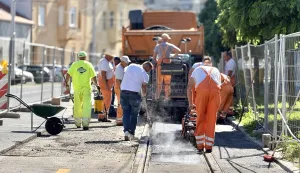 Osijek, 02. 09. 2025., Strossmayerova ulica; radovi; ulice; ceste; kolnik; obnova; nogostup; parkirališta, radnici; asfalifranjeSNIMIO BRUNO JOBST