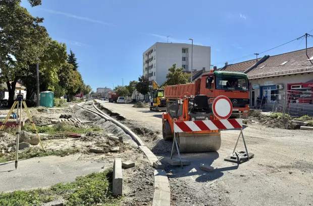 Osijek, 02. 09. 2025., Gundulićeva ulica; radovi; ulice; ceste; kolnik; obnova; nogostup; parkirališta, radniciSNIMIO BRUNO JOBST