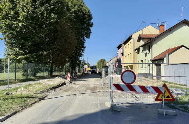 Osijek, 02. 09. 2025., Sljemenska ulica, radovi; ulice; ceste; kolnik; obnova; nogostup; parkirališta, radniciSNIMIO BRUNO JOBST