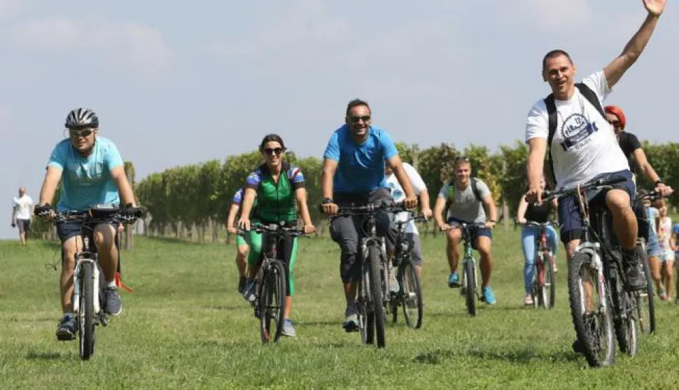 ERDUT, 08. 09. 2018, WINE & BIKE TOUR, ERDUT 2018. BICIKLISTIČKO VINSKA UTRKA, ALJMA - ERDUT. DANI OTVORENIH PODRUMA VINARIJE ERDUTSKOG VINOGORJA. KAZALINA PREDSTAVA OTPISANE. KONCERT JINX.snimio GOJKO MITIĆ