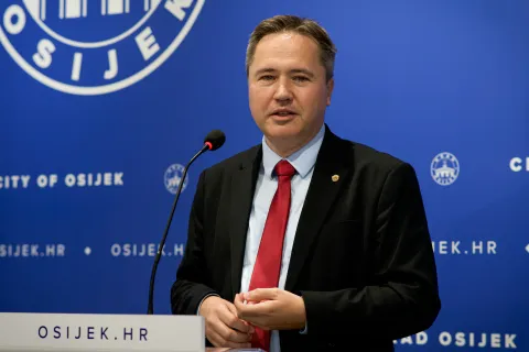 Osijek, 02. 09. 2025., Gradsko poglavarstvo, 1100. obljetnica Hrvatskog Kraljevstva - najava programa; obljetnica Hrvatskog Kraljevstva; jubilej; turizam; gospodarstvo; kultura; Mislav Grgić; Veliki meštar Družbe "Braća Hrvatskog Zmaja"