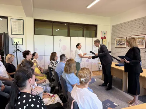 VINKOVCIU prostorima OŠ "Antun Gustav Matoš" u Vinkovcima uručeni su ugovori pomoćnicima u nastavi i stručnim komunikacijskim posrednicima - ukupno 42 ugovora za pomoćnike i dva za komunikacijske posrednike osigurana su projektom vrijednim više od 1,6 milijuna eura, financiranim iz Europskog socijalnog fonda i državnog proračuna.rujan 2025.