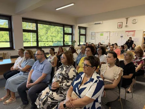 VINKOVCIU prostorima OŠ "Antun Gustav Matoš" u Vinkovcima uručeni su ugovori pomoćnicima u nastavi i stručnim komunikacijskim posrednicima - ukupno 42 ugovora za pomoćnike i dva za komunikacijske posrednike osigurana su projektom vrijednim više od 1,6 milijuna eura, financiranim iz Europskog socijalnog fonda i državnog proračuna.rujan 2025.