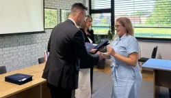 VINKOVCIU prostorima OŠ "Antun Gustav Matoš" u Vinkovcima uručeni su ugovori pomoćnicima u nastavi i stručnim komunikacijskim posrednicima - ukupno 42 ugovora za pomoćnike i dva za komunikacijske posrednike osigurana su projektom vrijednim više od 1,6 milijuna eura, financiranim iz Europskog socijalnog fonda i državnog proračuna.rujan 2025.