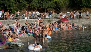 RIJEKA 24. 08. 2025. LJETO, MORE, PLAŽA, KUPANJE, ZADNJI SKOSI LJETA, TURISTI, TURIZAM   SNIMIO: VEDRAN KARUZA 
