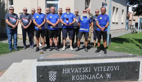 Osijek, 02.09. 2025, Rokova dragovoljci Domovinskog rata Sv. Rok i gosti iz Međimurja. Zapalili svijeće kod spomen ploče na raskrižjiu Rokove i Andrije Hebranga.snimio GOJKO MITIĆ