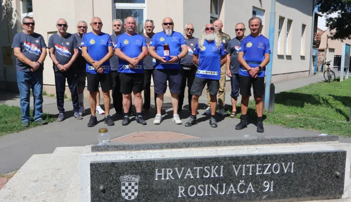Osijek, 02.09. 2025, Rokova dragovoljci Domovinskog rata Sv. Rok i gosti iz Međimurja. Zapalili svijeće kod spomen ploče na raskrižjiu Rokove i Andrije Hebranga.snimio GOJKO MITIĆ