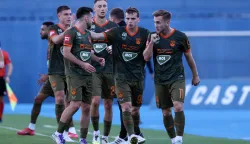 Zagreb, 31.08.2025 - Utakmica 5. kola Prve HNL između NK Lokomotive i NK Osijeka. Na slici igrači Osijeka slave zgoditak koji je postigao Nail Omerović.foto HINA/ Damir SENČAR/ds