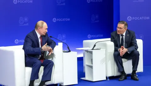 epa12317585 Russian President Vladimir Putin (L) and Rosatom State Atomic Energy Corporation Director General Alexey Likhachev attend a meeting with nuclear industry personnel during a visit to the Russian Federal Nuclear Centre - All-Russian Scientific Research Institute of Experimental Physics (VNIIEF) in Sarov, Nizhny Novgorod region, Russia, 22 August 2025. EPA/GAVRIIL GRIGOROV/SPUTNIK/KREMLIN POOL MANDATORY CREDIT