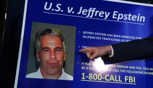 Epstein je krajem srpnja pronađen bez svijesti u ćeliji na Manhattanu s ozlijedama vrata, Vlasti su otvorile istragu o indicentu koji su tretirale kao mogući pokušaj samoubojstva ili napad.Epstein se izjasnio 8. srpnja da nije kriv za seksualnu trgovinu i zavjeru, nakon što je dva dana ranije uhićen. Tužitelji u optužnici navode da je namamio desetke 14-godišnjih djevojčica u svoje luksuzne domove u New Yorku i na Floridi te im plaćao za seksualne usluge. U optužnici stoji da je bivši menadžer hedge fonda dogovarao da djevojke gole izvode "masaže" i druge seksualne radnje te plaćao nekim djevojkama da regrutiraju još djevojaka.Epstein je ranije poručio da su susreti s navodnim žrtvama bili sporazumni i da je vjerovao da su imale 18 godina.Optužen je zbog seksualne trgovine i nedoličnog ponašanja koje se događalo od 2002. do 2005. Epstein je poznat po druženjima s političarima i kraljevskom obitelji, a prijatelji su mu bili američki predsjednik Donald Trump, bivši predsjednik Bill Clinton, a prema sudskim navodima i britanski princ Andrew. 