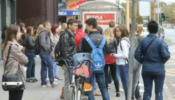 OSIJEK, 28. 09. 2015, ULIC HRVATSKE REPUBLIKE, AUTOBUSNO STAJALITE, UČENICI, STUDENTI, GRAĐANI, GPP, SLOBODNJAK.snimio GOJKO MITIĆ