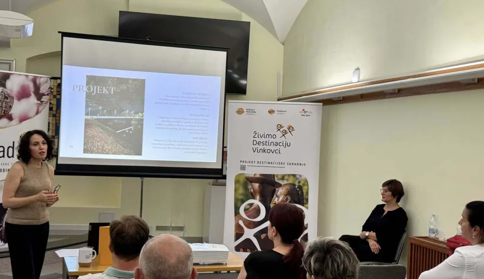 VINKOVCITuristička zajednica grada Vinkovaca predstavila je u srijedu oznaku autentične turističke kvalitete &ndash; "Kvaliteta 8000+", koju kreira u suradnji s vinkovačkim obrtom Sub tuum.rujan 2025.